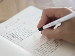 Uni Cienkopis Emott - - fuksja, 0,4 mm ><noscript><img width=