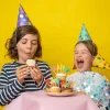 PartyDeco Czapeczki papierowe w kropki - kolorowe, 6 szt. > Maski, Korony I Czapeczki