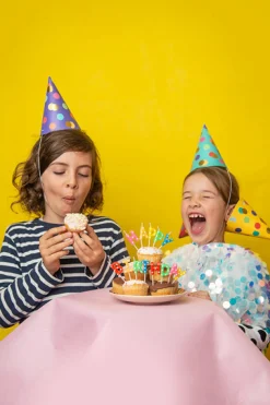 PartyDeco Czapeczki papierowe w kropki - kolorowe, 6 szt. > Maski, Korony I Czapeczki
