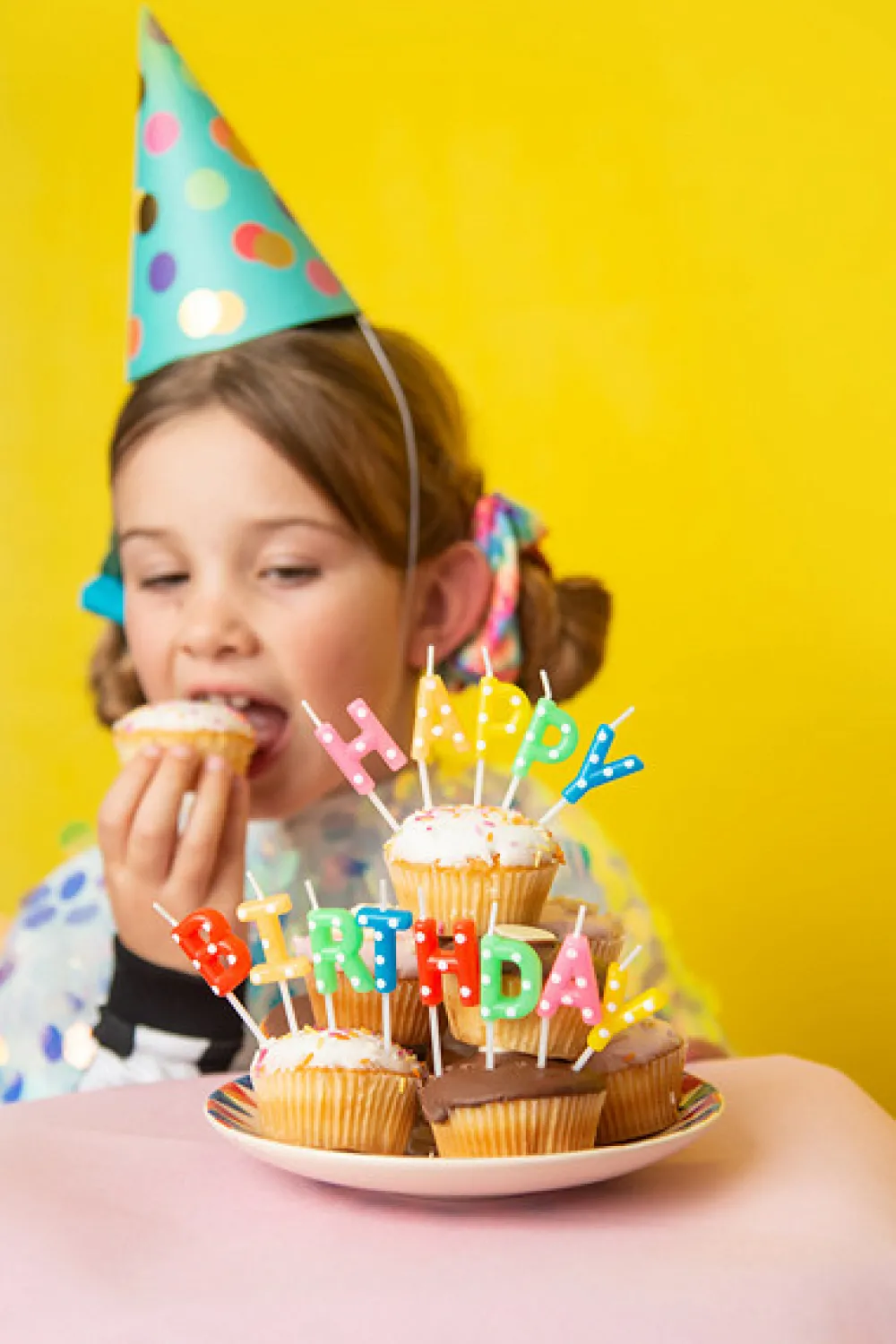 PartyDeco Czapeczki papierowe w kropki - kolorowe, 6 szt. > Maski, Korony I Czapeczki