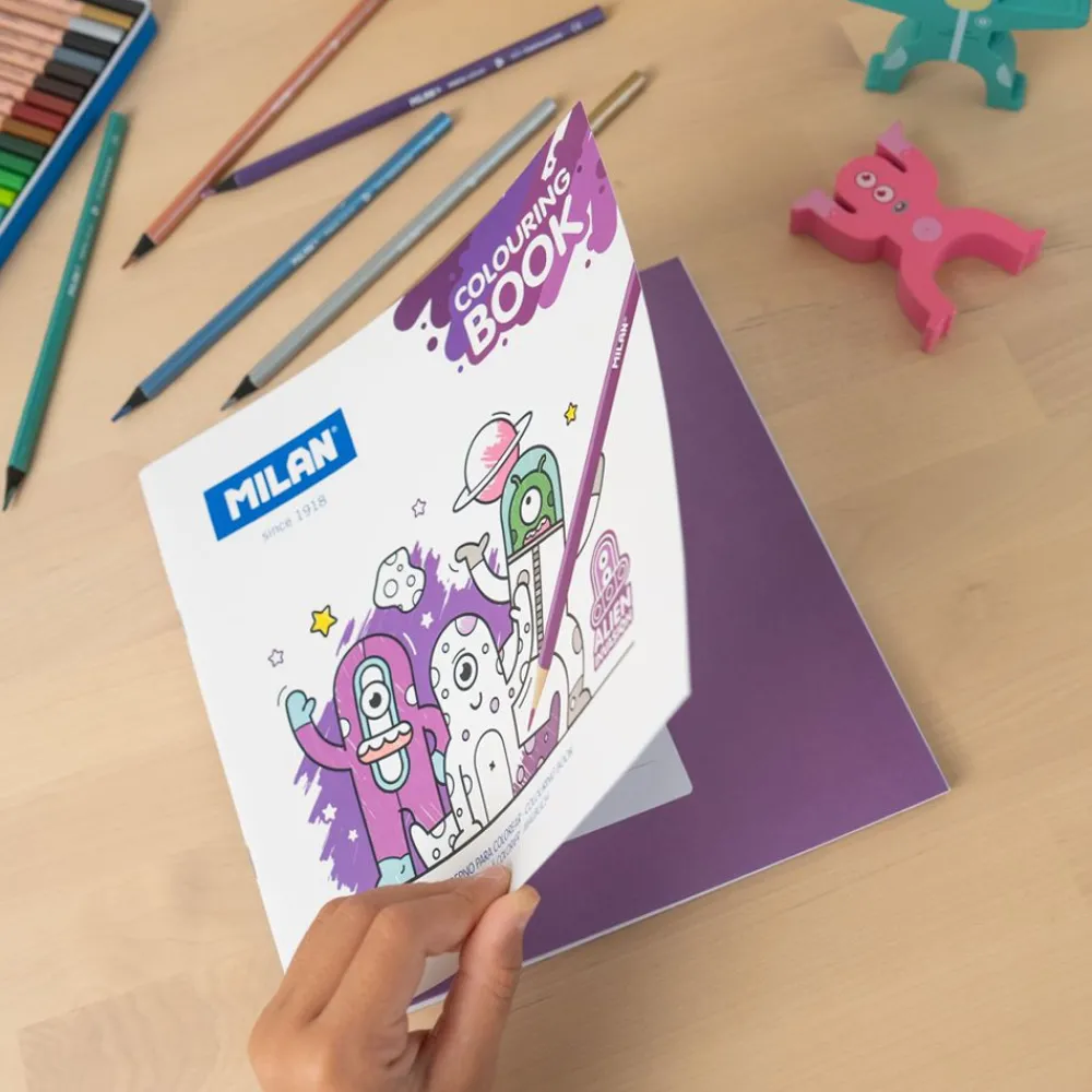 Milan Kolorowanka dla dzieci Inwazja Obcych - - 20 rysunków