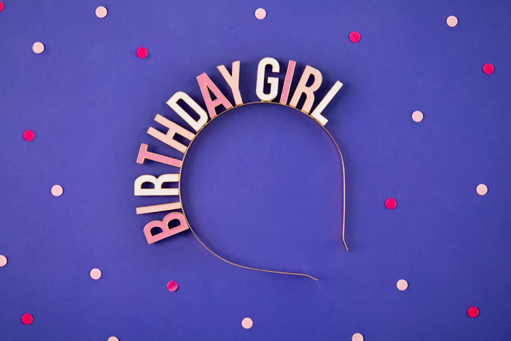 PartyDeco Opaska na głowę Birthday Girl - różowa
