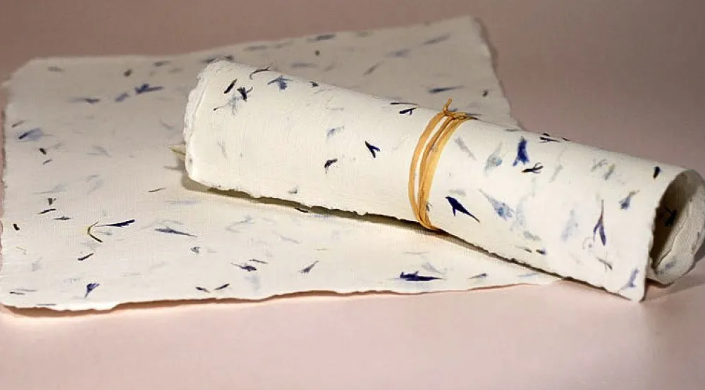Kalander Papier czerpany - - bławatek, len, A5 > Papiery Czerpane