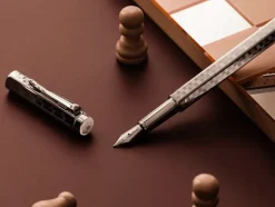 Caran d'Ache Pióro wieczne Ecridor Damier w etui - - Platinum M > Pióra Wieczne