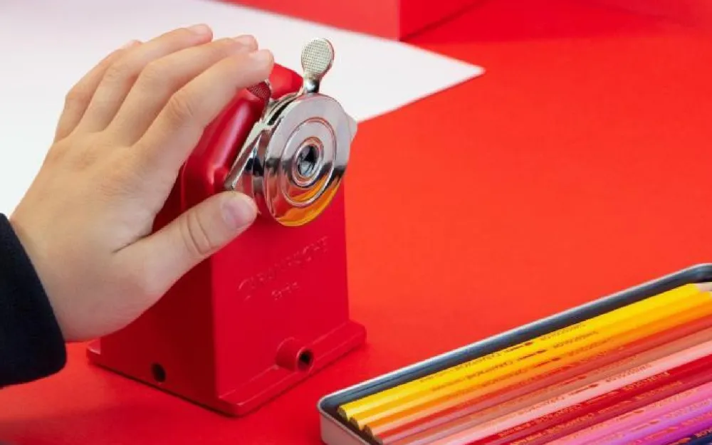 Caran d'Ache Temperówka metalowa na korbkę - - Red