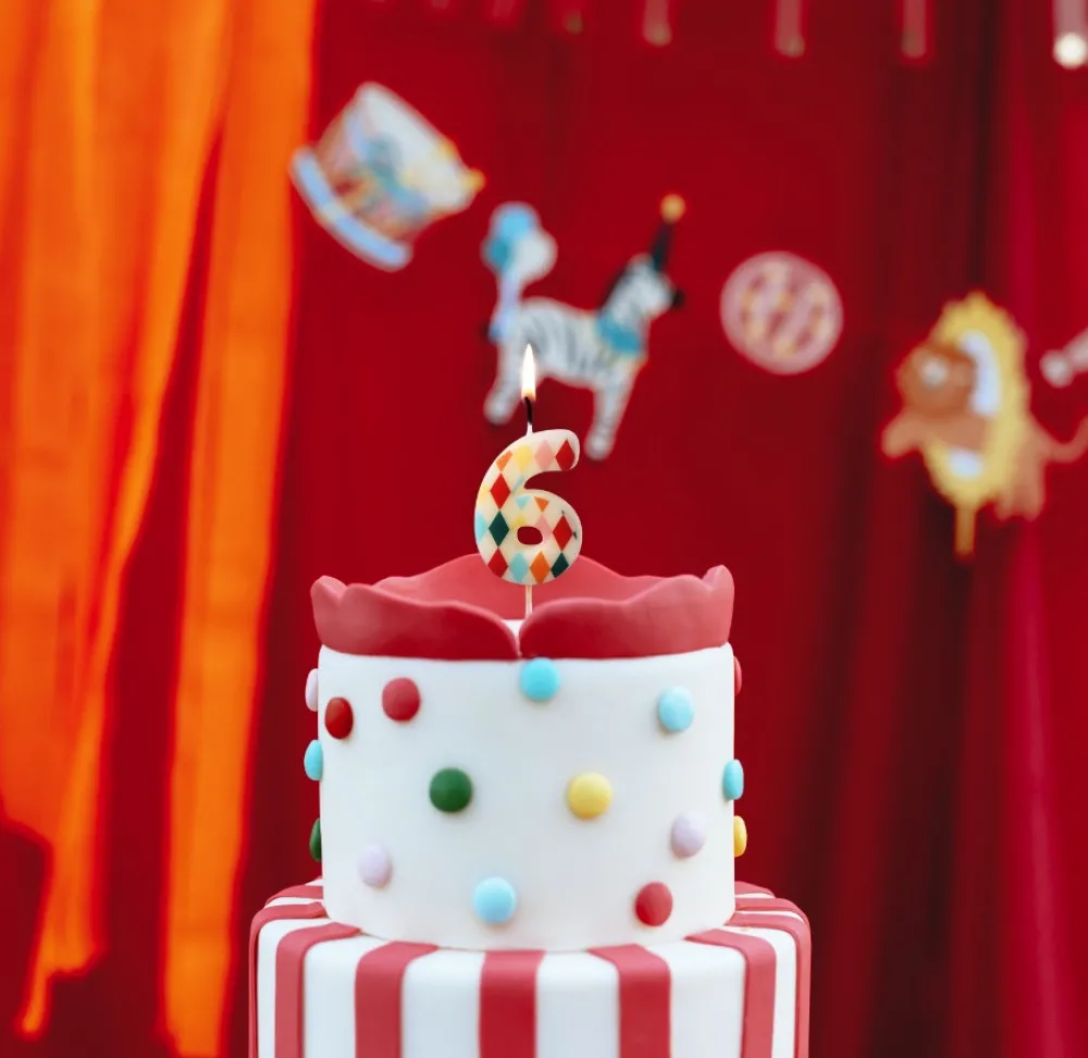 PartyDeco Świeczka urodzinowa cyferka 7 - kolorowe romby, 5,5 cm > Świeczki Urodzinowe
