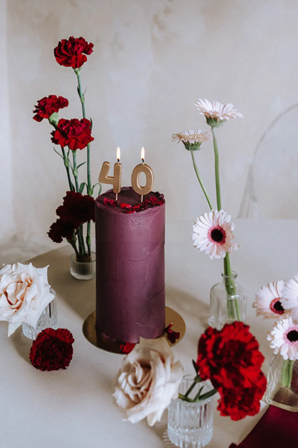 PartyDeco Świeczka urodzinowa cyferka 2 - złota, 4,5 cm > Świeczki Urodzinowe