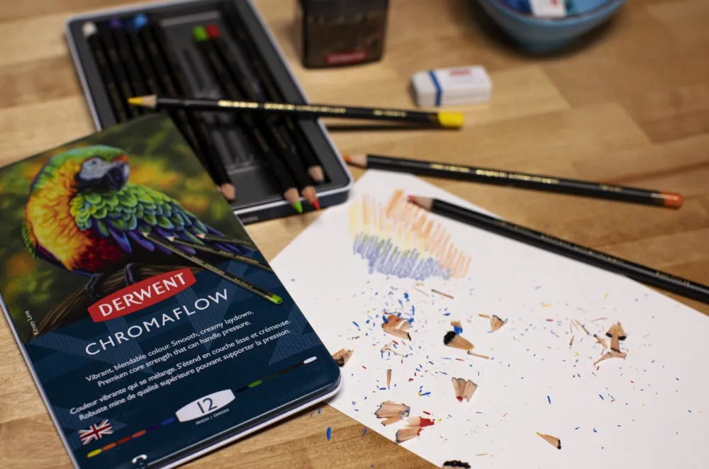 Derwent Zestaw kredek Chromaflow w metalowej kasecie - - 12 kolorów > Kredki